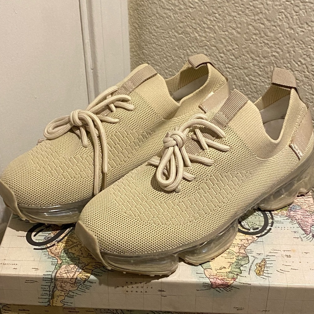 Tan Color. Stylish size 7.5